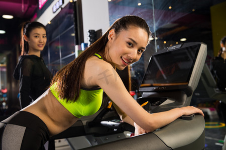 北京体育摄影照片_青年女人在健身房健身