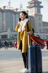 青年女人在站前广场