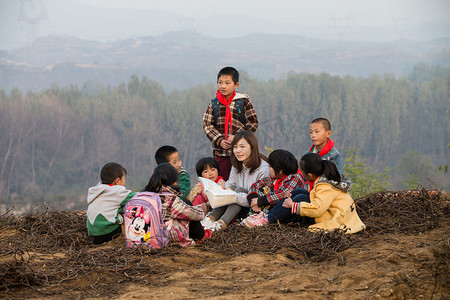 讲解画图摄影照片_乡村教师和小学生在户外学习