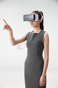 酷酷眼镜摄影照片_戴着VR眼镜的青年女人