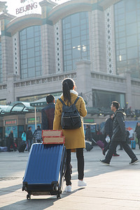 春运摄影照片_青年女人在站前广场