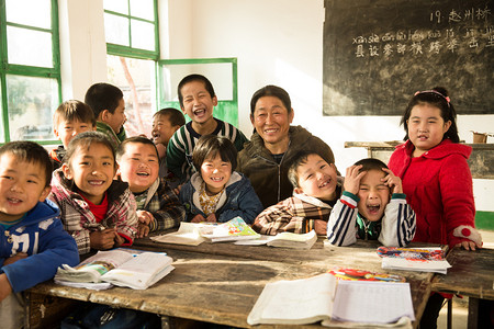 乡村女教师和小学生在教室里