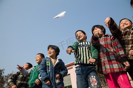 活力校园摄影照片_乡村小学生在学校放纸飞机