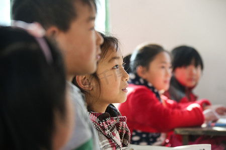 幸福社会摄影照片_乡村小学里的小学生