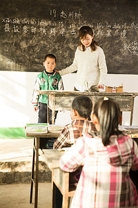 乡村女教师和小学生在教室里