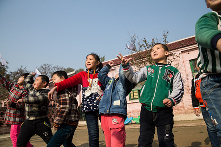 乡村小学生在学校放纸飞机