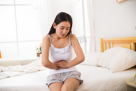 手疼摄影照片_青年女人腹痛