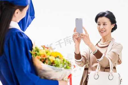 幸福快乐的母女用手机拍照