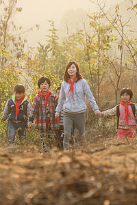 乡村女教师和学生在户外