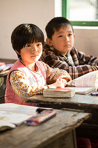 学习摄影照片_乡村小学里的小学生