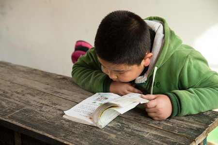 乡村小学里的小学生学习