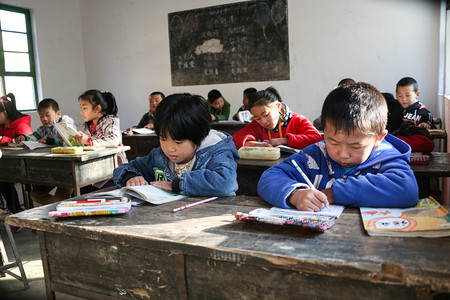 儿童学习读书摄影照片_乡村小学里的小学生