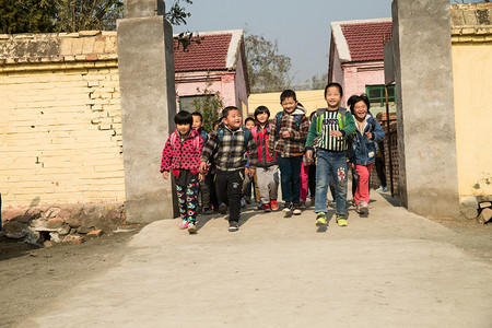 小学下课摄影照片_乡村小学生在放学回家