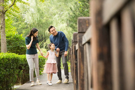 庭院小路摄影照片_幸福家庭在户外散步