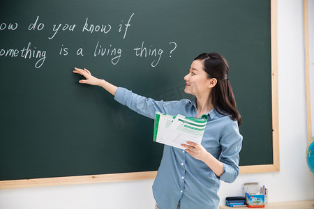 英文字母字母摄影照片_女教师在教室里