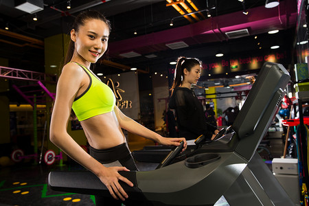 北京体育摄影照片_青年女人在健身房健身