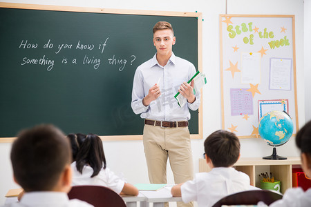 欢乐摄影照片_教师和小学生在教室里