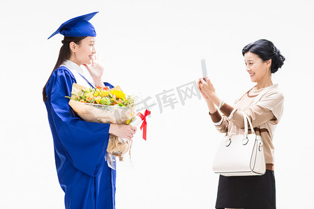 毕业季图片摄影照片_幸福快乐的母女用手机拍照