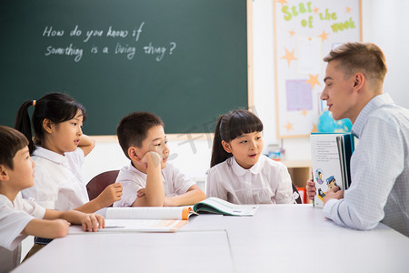 教师和小学生在教室里