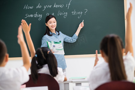 教师节快乐摄影照片_老师和小学生们在教室里