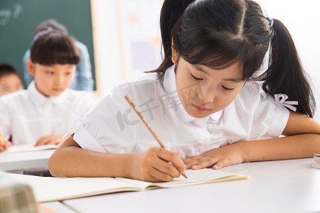 学习摄影照片_小学生在教室里学习