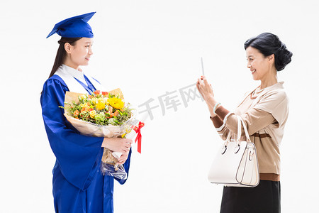 毕业摄影照片_幸福快乐的母女用手机拍照