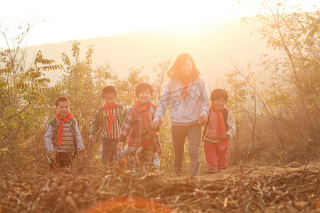 乡村女教师和学生在户外