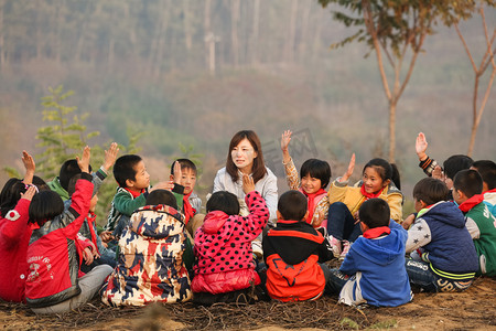 红领巾奖争章摄影照片_乡村教师和小学生在户外学习