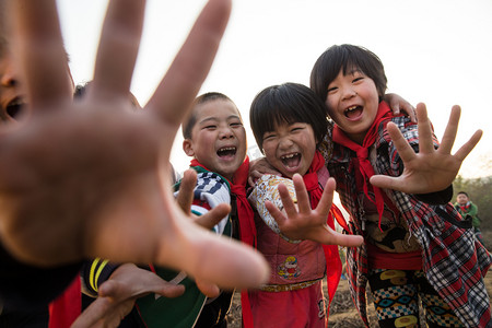 儿童自信摄影照片_欢乐的乡村小学生