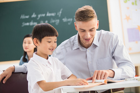 欢乐摄影照片_教师和小学生在教室里