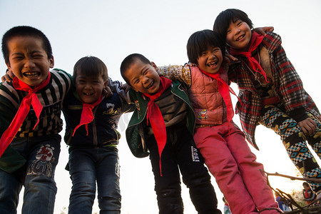 偏远的摄影照片_欢乐的乡村小学生