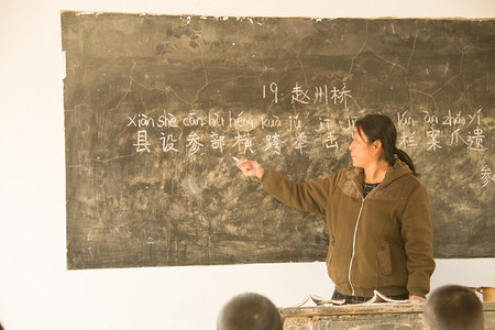讲台图片摄影照片_乡村女教师在教室里