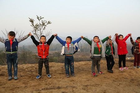 偏远的摄影照片_欢乐的乡村小学生