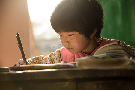 乡村小学里的小学女生