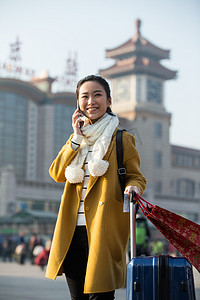 青年女人在站前广场