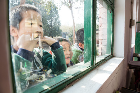 学习认真摄影照片_乡村小学里的小学生