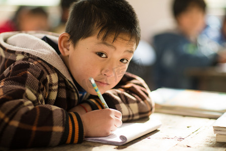 贫穷乡村摄影照片_乡村小学里的小学生