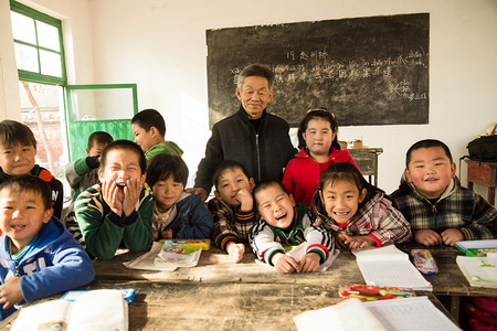 调皮图片摄影照片_乡村男教师和小学生在教室里