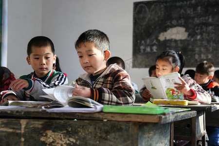 认真学习的男孩摄影照片_乡村小学里的小学生
