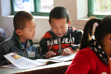 乡村小学里的小学生