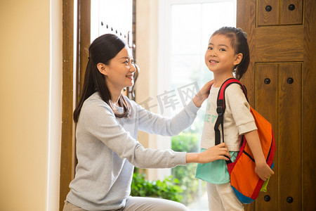 上学的摄影照片_妈妈送女儿去上学