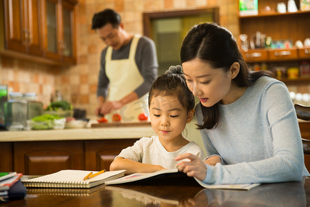 妈妈陪宝宝摄影照片_妈妈辅导女儿做作业