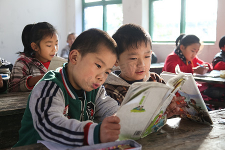 女生大波浪摄影照片_乡村小学里的小学生