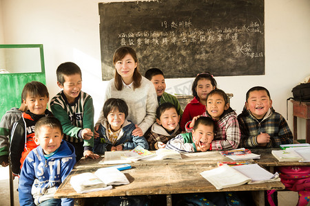 智慧农村摄影照片_乡村女教师和小学生在教室里