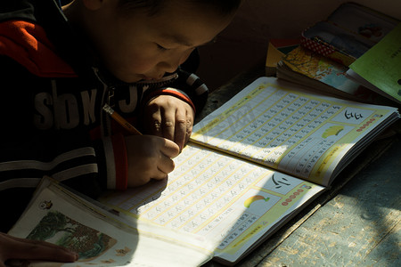 乡村小学里的小学生学习