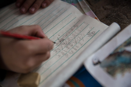 书法写字格摄影照片_乡村小学里的小学生学习