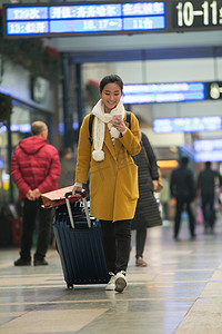 春节旅游海报摄影照片_青年女人在火车站