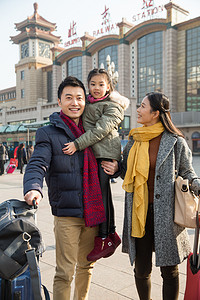 春运摄影照片_幸福家庭在火车站