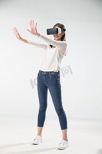 vr触摸摄影照片_戴着VR眼镜的青年女人