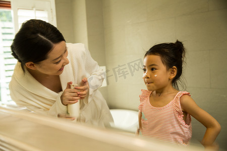 小女孩和妈妈在卫生间里洗漱
